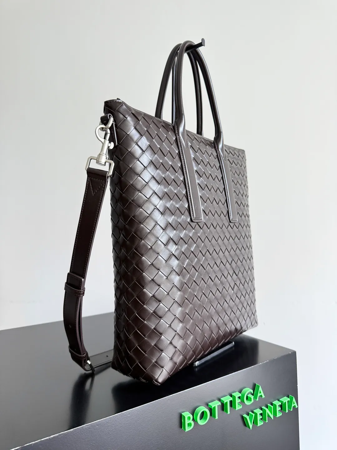 Batch 2520 BOTTEGA VENETA Bottega Veneta's 2025 new men's Intrecciato woven soft briefcase, the advanced version of the briefcase is officially launched. The classic calfskin weave has a gentle and generous style, which not only reduces the seriousness of work but also reflects taste. The large-capacity design takes into account the need of many men to go out to work, reducing the trouble of carrying multiple bags when going out. Small items such as computers and pens are all stored at once. The bag body is equipped with detachable shoulder straps on both sides, so one bag can be carried multiple times, reducing the burden on shoulders. Style number: 815783 Size: 39*33.5*8.5cm